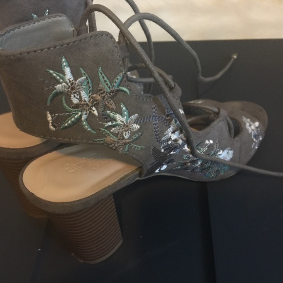 Lace up block heel sandals. Size 7 wide. - Picture 3 of 8